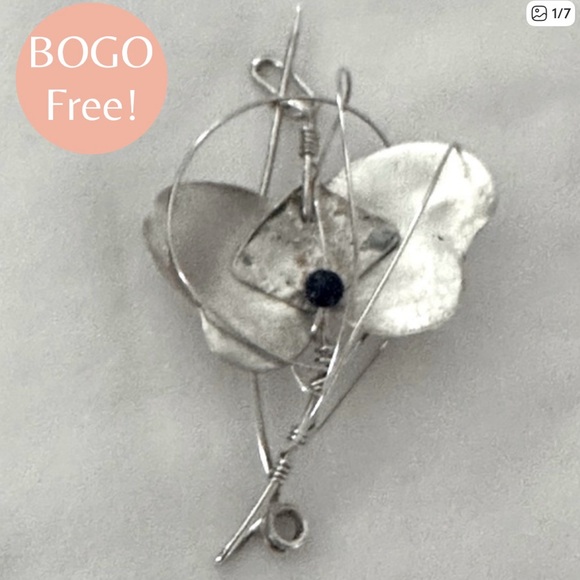 🪅 2 /$12 VTG Delicate Butterfly Lapel Pin. - Picture 2 of 8